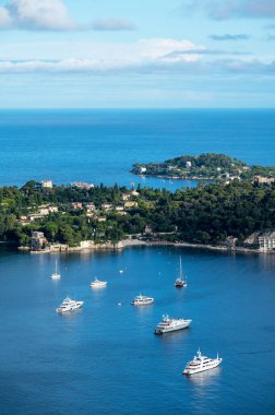 Presquile du Cap Ferrat 'taki yatlar Fransız Rivierası, Fransa' da güneşli yaz öğleden sonra.
