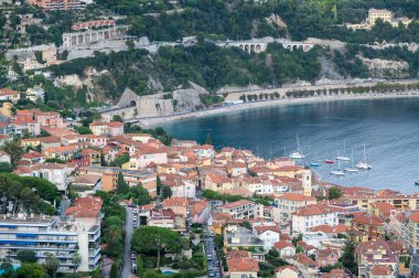 Güneşli bir yaz öğleden sonrasında Villefranche-sur-Mer 'in doğal limanında demirler.
