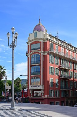 Nice, Fransa - 24 Eylül 2024: Massena Meydanı - Massena Plaza - Parlak güneşli yaz sabahı.