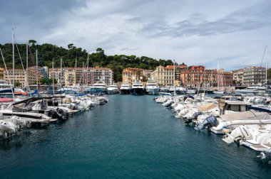 Nice, Fransa - 09-24-2024: Güneşli bir yaz sabahı Port de Nice limanına yanaşan tekne ve yatlar.