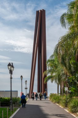 Nice, France - 09-24-2024: Neuf Lignes Obliques heykeli güneşli yaz sabahı Esplanade Georges Pompidou 'da.