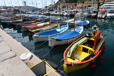 Geleneksel renkli balıkçı tekneleri, Fransızcada pointu denir. Nice Limanı, Nice, Fransa 'da güneşli bir yaz gününde.