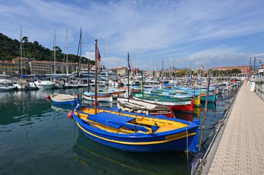 Geleneksel renkli balıkçı tekneleri, Fransızcada pointu denir. Nice Limanı, Nice, Fransa 'da güneşli bir yaz gününde.