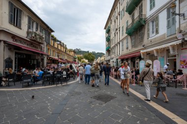 Güzel, Fransa - 20 Eylül 2024: İnsanlar eski güzel şehrin sokaklarında keyifli bir yaz öğleden sonrası geçiriyor.
