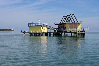 Miami, Florida - 01-29-2025: A-Frame House, sakin güneşli bir sabahta Biscayne Ulusal Parkı 'nın çimen düzlüklerinde kalan yedi evden biri..