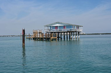 Miami, Florida - 01-29-2025: Jimmy Ellenburg Malikanesi, Biscayne Ulusal Parkı 'nın çim düzlüklerinin üzerine inşa edilen yedi stilt evden biri..