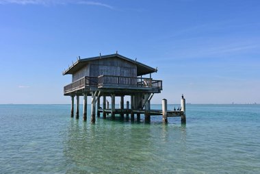Miami, Florida - 01-29-2025: Hicks House, Biscayne Ulusal Parkı 'nın çim düzlüklerinin üzerine inşa edilmiş kalan yedi stilt evden biri..