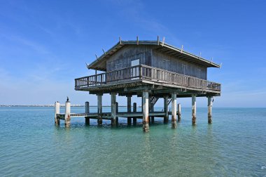 Miami, Florida - 01-29-2025: Hicks House, Biscayne Ulusal Parkı 'nın çim düzlüklerinin üzerine inşa edilmiş kalan yedi stilt evden biri..