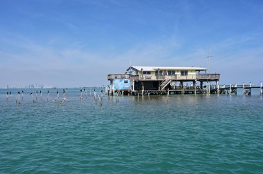 Miami, Florida - 01-29-2025: Miami Springs Powerboat Club House, Biscayne Ulusal Parkı 'nın çim düzlüklerinin üzerine inşa edilen yedi stilt evden biri..