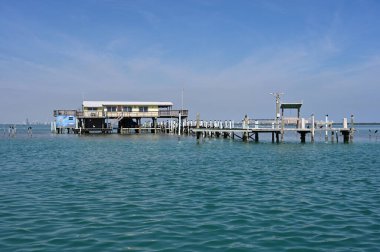Miami, Florida - 01-29-2025: Miami Springs Powerboat Club House, Biscayne Ulusal Parkı 'nın çim düzlüklerinin üzerine inşa edilen yedi stilt evden biri..