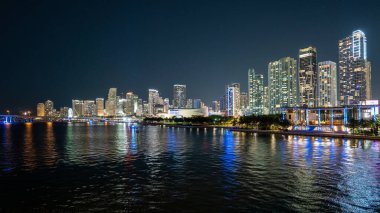 Miami, Florida - 12 Nisan 2025: Miami şehrinin renkli aydınlık binaları Biscayne Körfezi 'nin durgun sularına yansıdı..