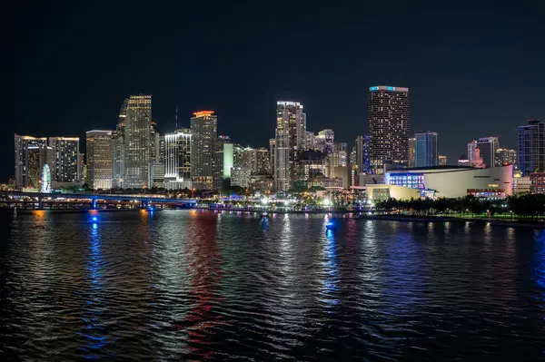 Miami, Florida - 12 Nisan 2025: Miami şehrinin renkli aydınlık binaları Biscayne Körfezi 'nin durgun sularına yansıdı..