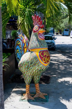 Miami, Florida - 12 Nisan 2025 Calle Ocho 'da Little Havana bölümünde boyalı büyük renkli horoz heykelleri.
