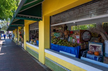 Miami, Florida - 12 Nisan 2025: Güneşli bir sabahta şehrin Little Havana bölgesindeki Calle Ocho 'da sokak sahnesi.