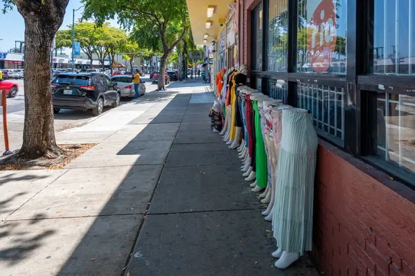 Miami, Florida - 12 Nisan 2025: Güneşli bir sabahta şehrin Little Havana bölgesindeki Calle Ocho 'da sokak sahnesi.