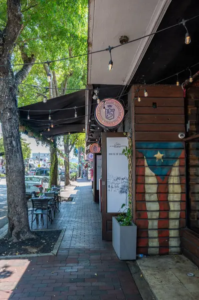 Miami, Florida - 12 Nisan 2025: Güneşli bir sabahta şehrin Little Havana bölgesindeki Calle Ocho 'da sokak sahnesi.
