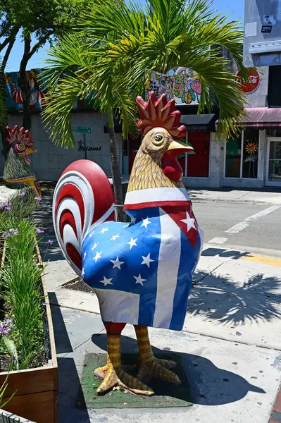 Miami, Florida - 12 Nisan 2025 Calle Ocho 'da Little Havana bölümünde boyalı büyük renkli horoz heykelleri.