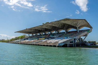 Miami, Florida - 13 Nisan 2025: Miami Deniz Stadyumu Kuzey Biscayne Körfezi 'nde güneşli mavi gökyüzünün altında.