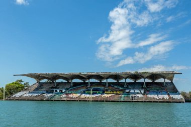 Miami, Florida - 13 Nisan 2025: Miami Deniz Stadyumu Kuzey Biscayne Körfezi 'nde güneşli mavi gökyüzünün altında.