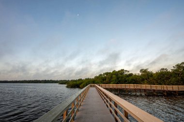 Batı Gölü 'nün batısındaki Everglades Ulusal Parkı, Florida' daki Batı Gölü üzerinde ocak güneşinin doğuşu bulutları.