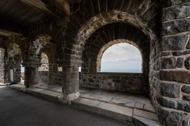 Güneşli yaz gününde New York 'taki Adirondack Dağları manzaralı Whiteface Dağı Kalesi' nin pencereleri.
