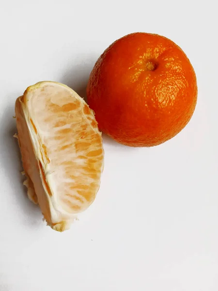 Plátky Mandarinky Celé Mandarinky Bílém Pozadí — Stock fotografie