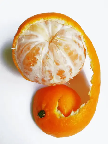 Mandarina Con Piel Medio Pelada Sobre Fondo Blanco —  Fotos de Stock