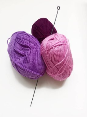 Beyaz arka planda örgü örmek ve örgü örmek için yün