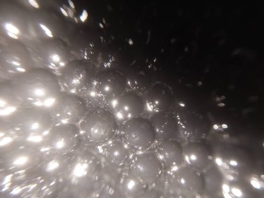 Sandviçin üzerinde gerçek siyah havyar taneleri.