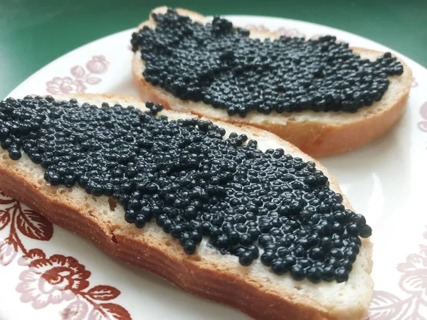 Körner Von Echtem Schwarzem Kaviar Auf Dem Sandwich — Stockfoto