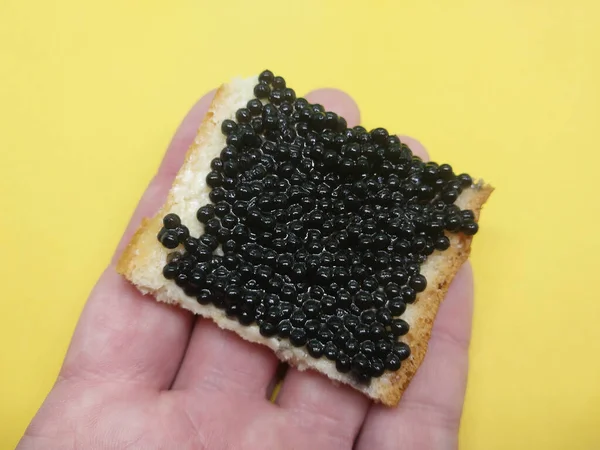 Зерна Настоящей Черной Икры Сэндвиче — стоковое фото