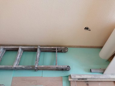 Yeni binadaki modern minimalist apartman tadilatı