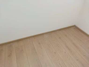 Yeni binadaki modern minimalist apartman tadilatı