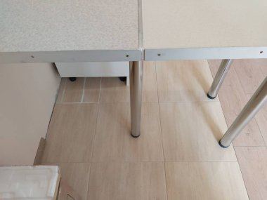 Yeni binadaki modern minimalist apartman tadilatı