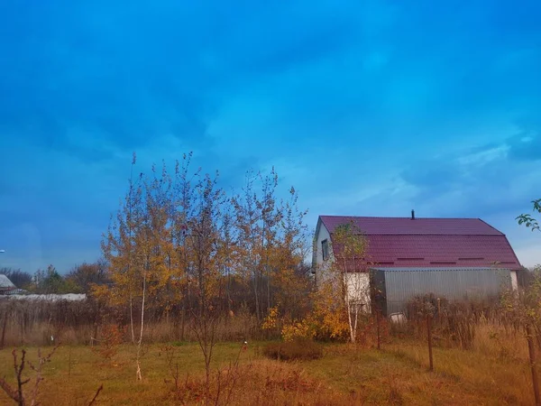Bir Köyün Üzerinde Çok Renkli Bulutlar Uçuşuyor — Stok fotoğraf