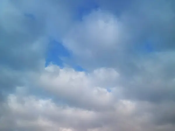 Nuvens Multicoloridas Voam Sobre Uma Aldeia — Fotografia de Stock