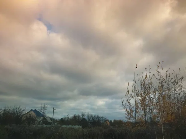 Meerkleurige Wolken Vliegen Het Dorp — Stockfoto