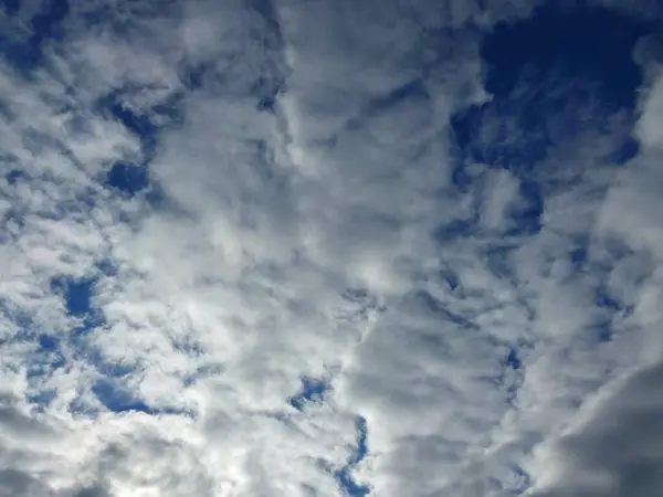 Πολύχρωμα Σύννεφα Πετούν Πάνω Από Χωριό — Φωτογραφία Αρχείου