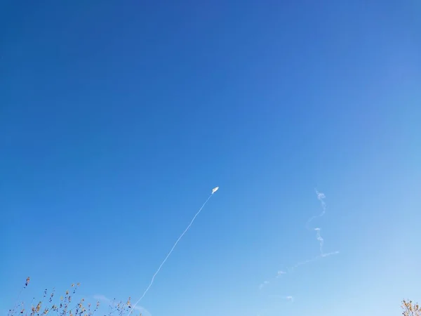 Gökyüzünde Roket Hava Savunması Patlamaları — Stok fotoğraf