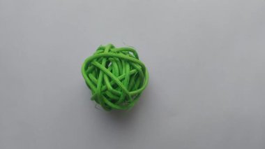 Beyaz arkaplan üzerinde çeşitli nesneler dönüyor