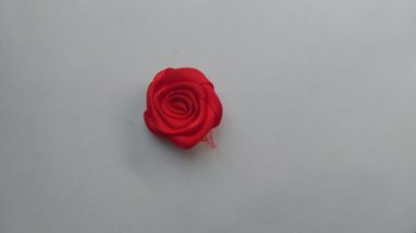 Beyaz arkaplan üzerinde çeşitli nesneler dönüyor