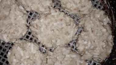 Draniki unlu ve yumurtalı topinambur enginar.
