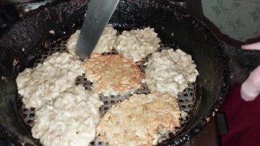 Draniki unlu ve yumurtalı topinambur enginar.