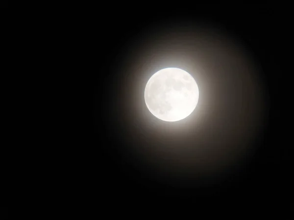 夜晚月亮在天空中的特写 — 图库照片