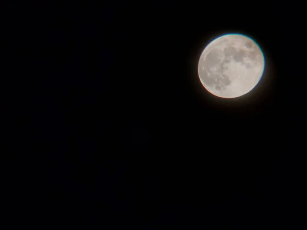夜晚月亮在天空中的特写 — 图库照片