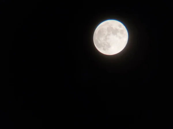 Νυχτερινό Φεγγάρι Κοντά Στον Ουρανό — Φωτογραφία Αρχείου