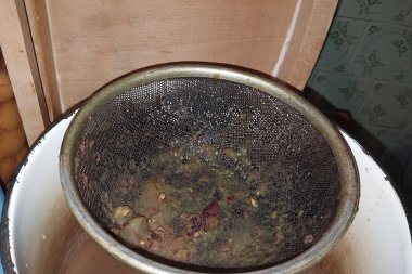 Vida manuel kıyma makinesiyle üzüm suyu sıkıyorum.