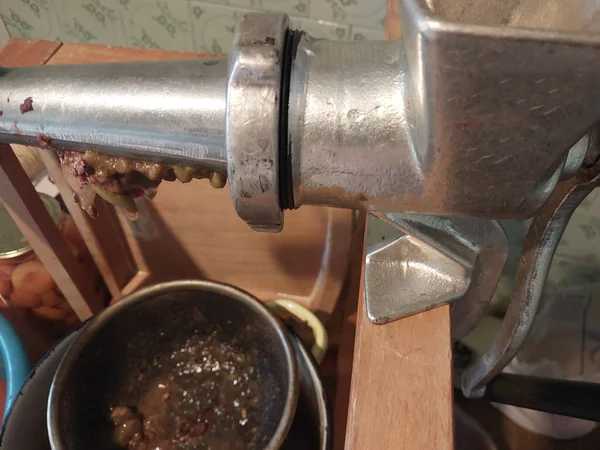 Exprimir Jugo Uva Con Una Amoladora Manual Carne Del Tornillo — Foto de Stock