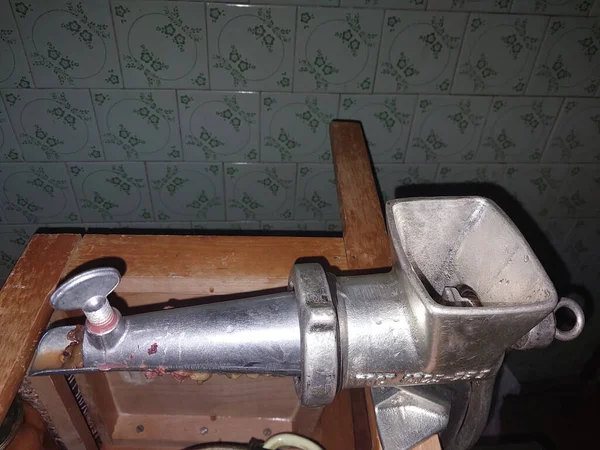 用螺杆手动肉磨机压榨葡萄汁 — 图库照片