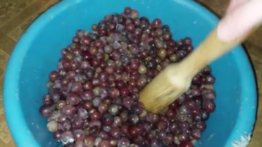 Ev yapımı şarap için üzüm hamuru üretimi yapılmalı.